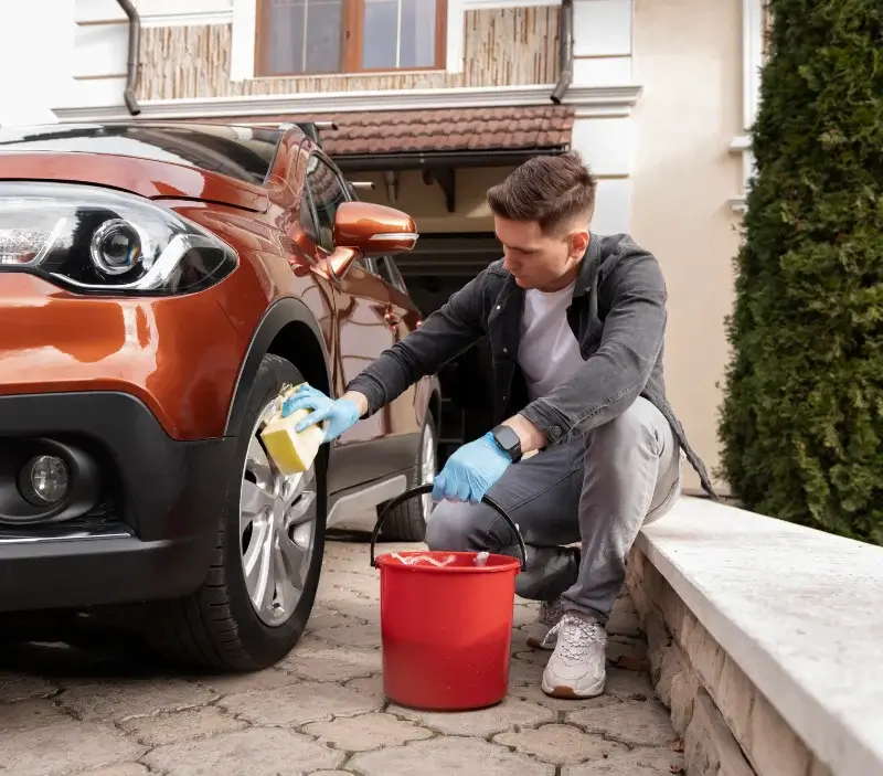 Lavage auto à domicile Lauzun : professionnel intervenant sur un véhicule